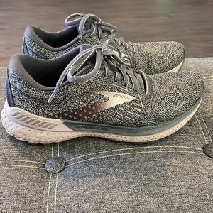 Brooks adrenaline 21 Grey/dark purple tennis shoes! Make me an offer! 😊